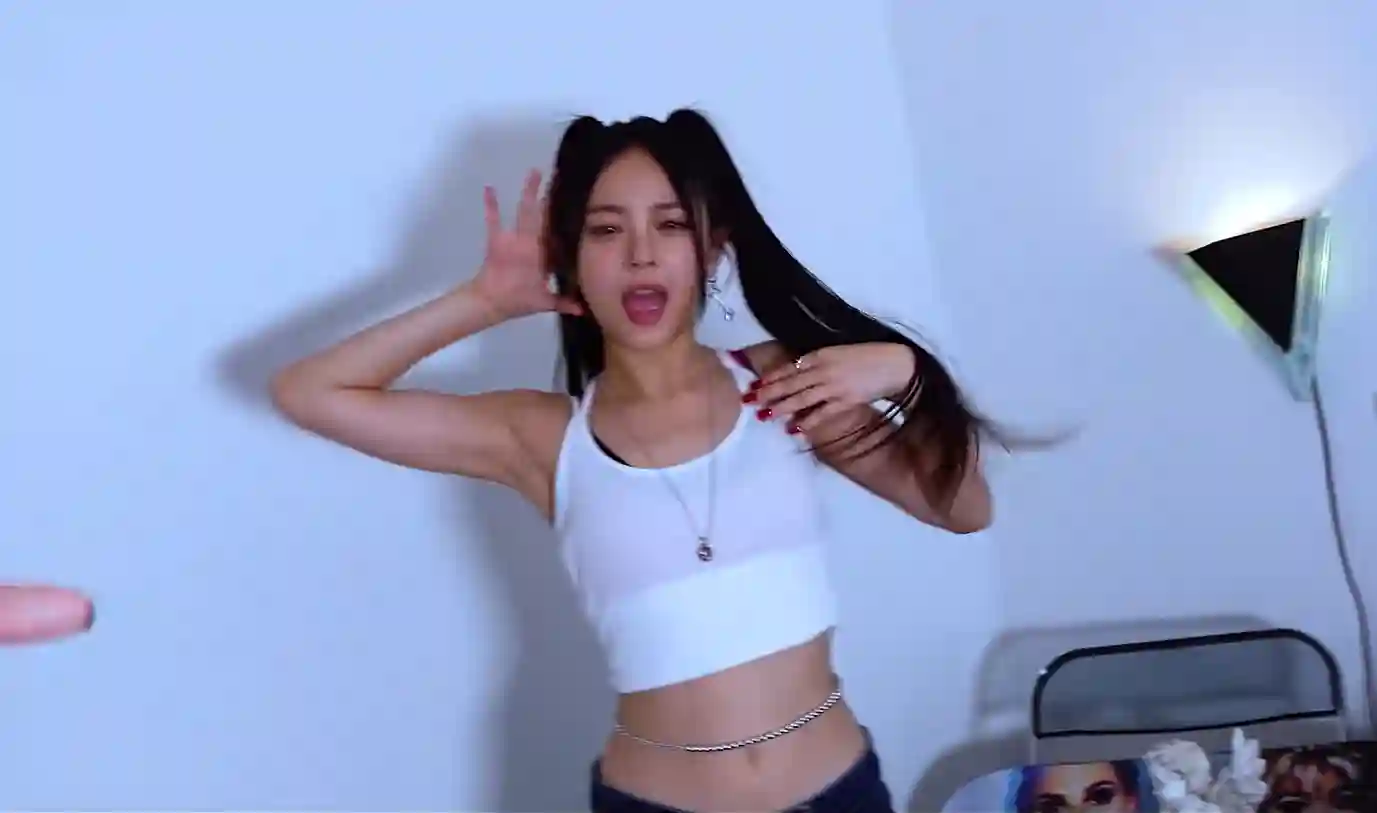 NewJeans Hype Boy MV screenshot - Hanni version
