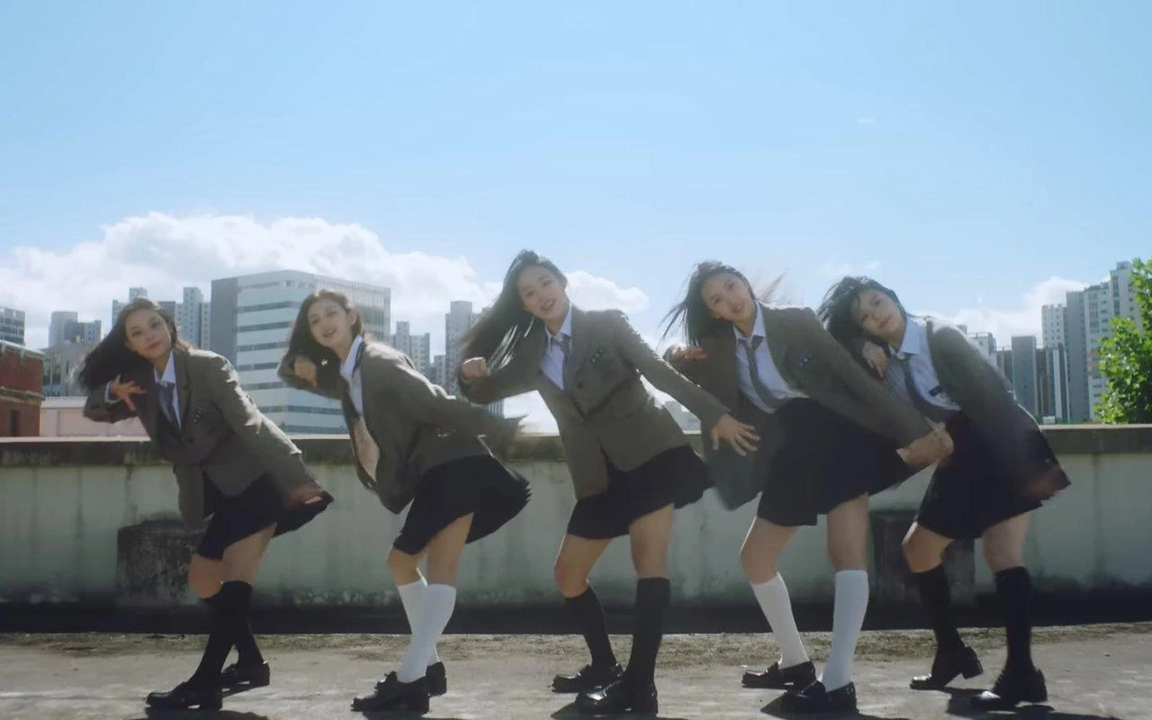 NewJeans Ditto music video scene