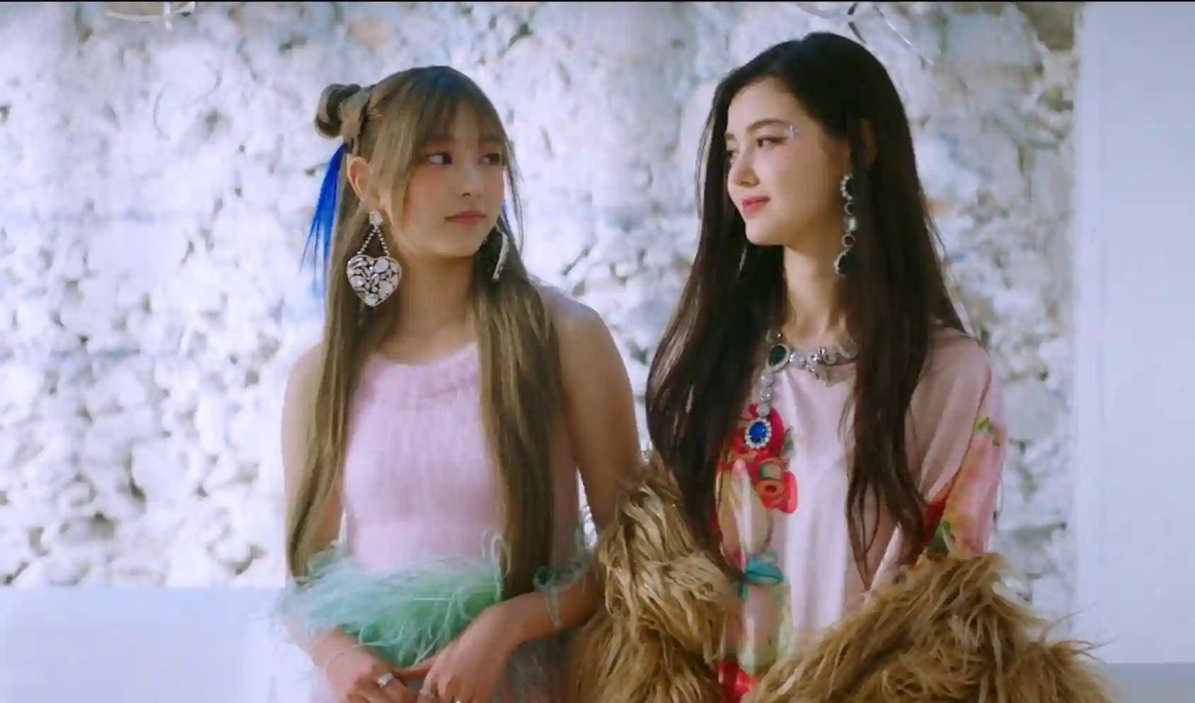 NewJeans Hype Boy MV screenshot - Minji version