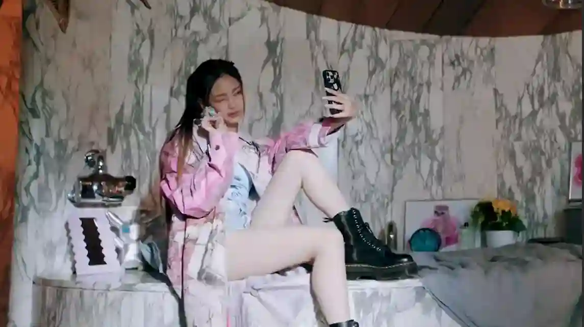 NewJeans Hype Boy MV screenshot - Hyein version