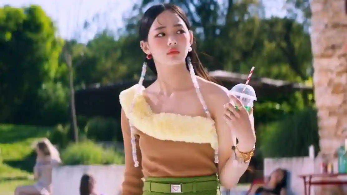 NewJeans Hype Boy MV screenshot - Danielle and Haerin version